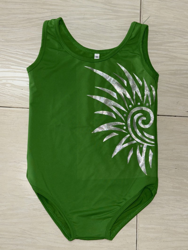 Áo Aerobic Thiếu Nhi Xanh Lá – Họa Tiết Mặt Trời Bạc